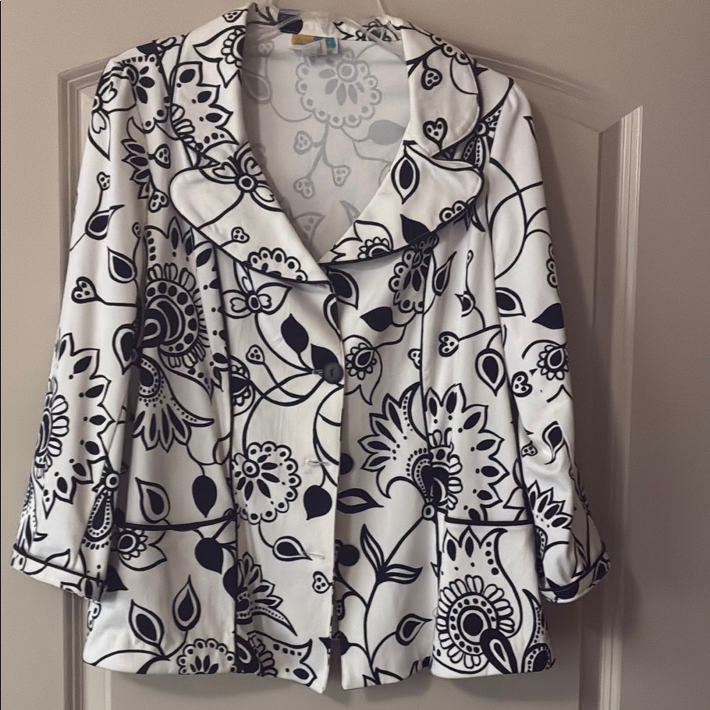 Black and White Floral Blazer with 3/4 Sleeves